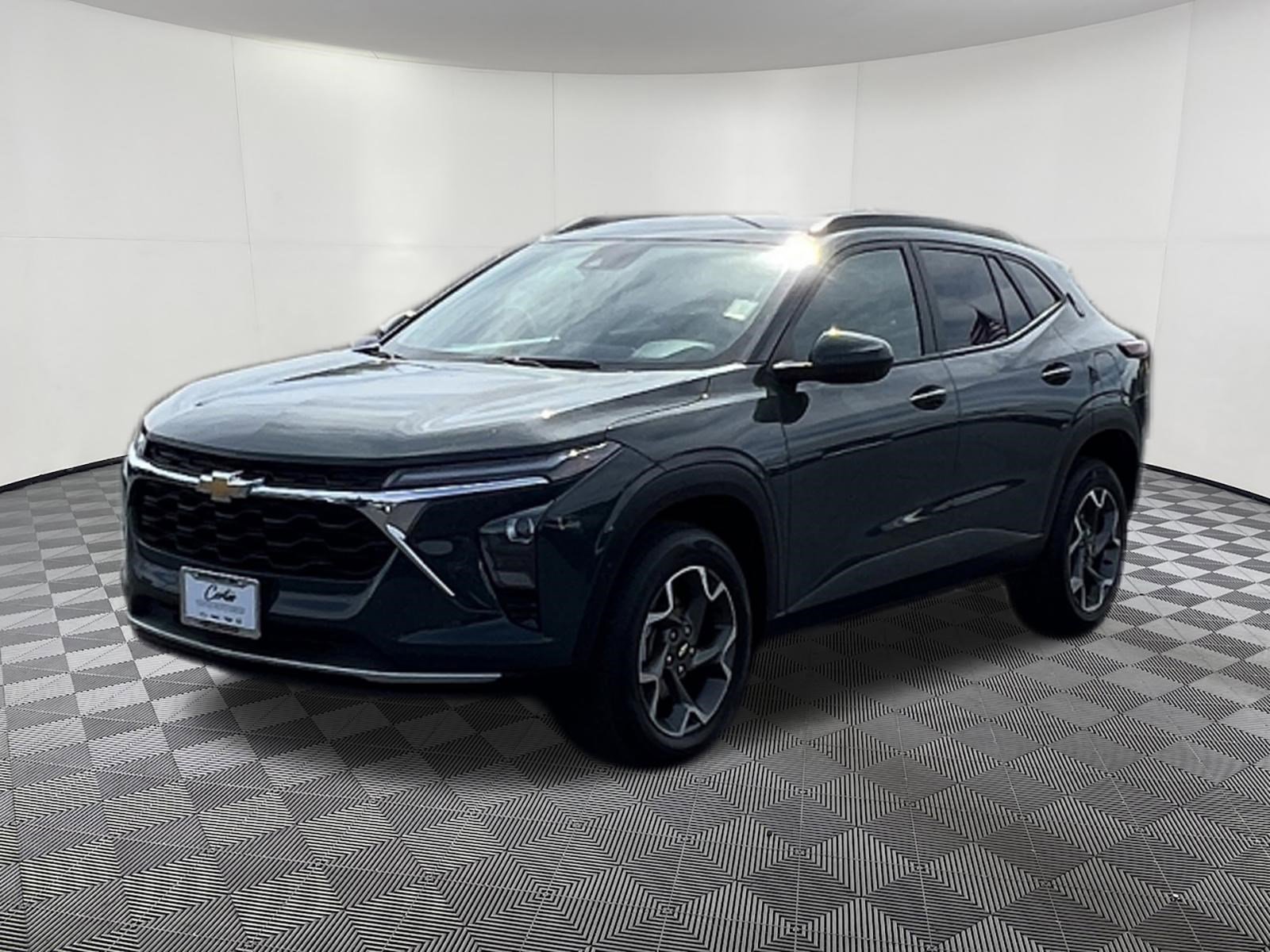Used 2025 Chevrolet Trax LT FWD image 3