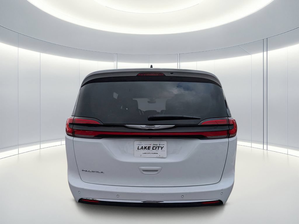 Used 2024 Chrysler Pacifica Touring-L FWD image 4