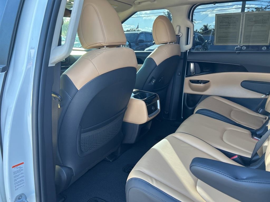 Used 2023 Kia Carnival EX image 34
