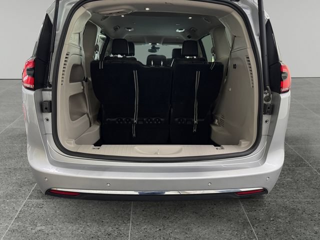 Used 2024 Chrysler Pacifica Touring-L FWD image 11