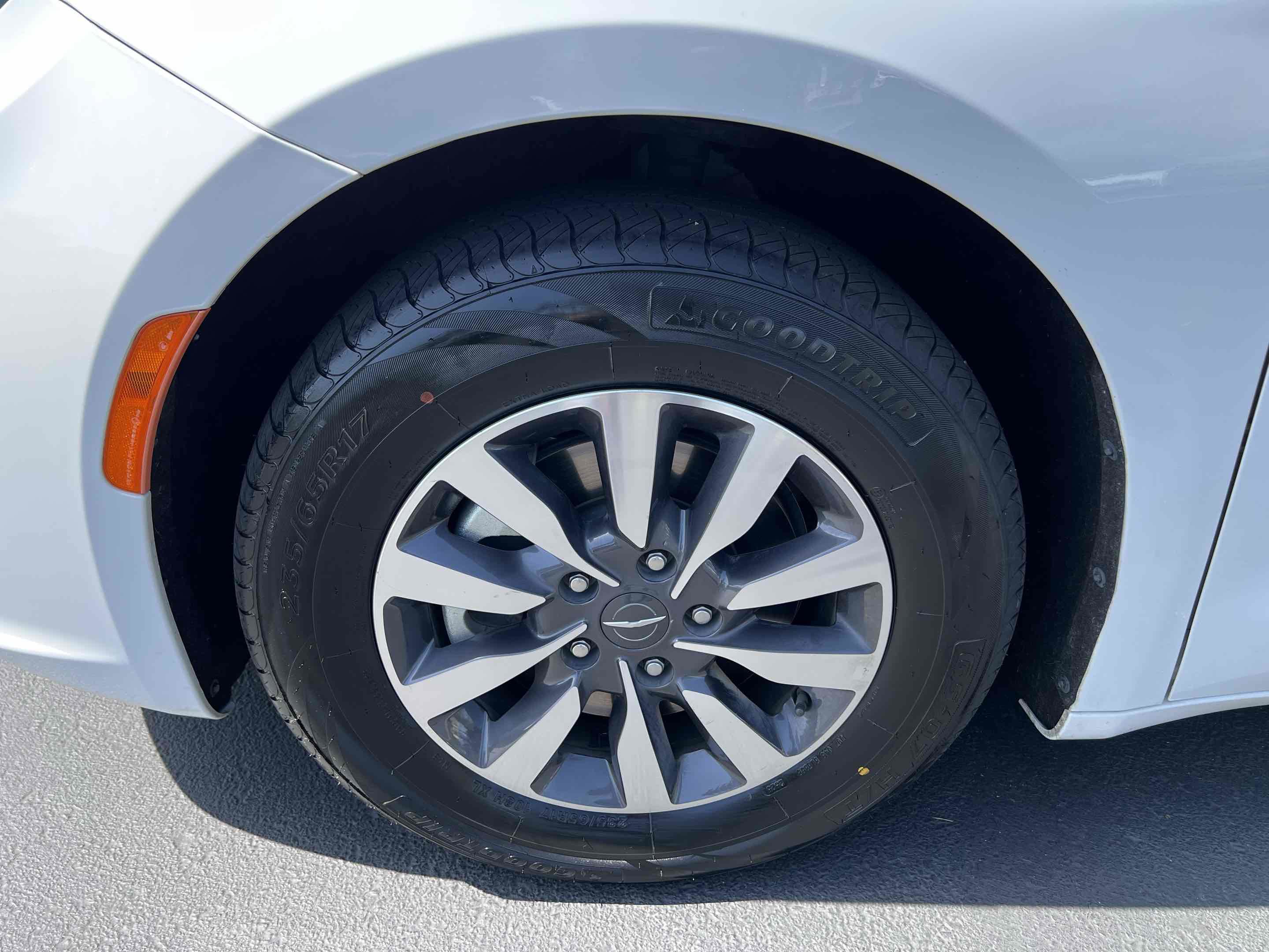 Used 2023 Chrysler Pacifica Touring-L FWD image 75