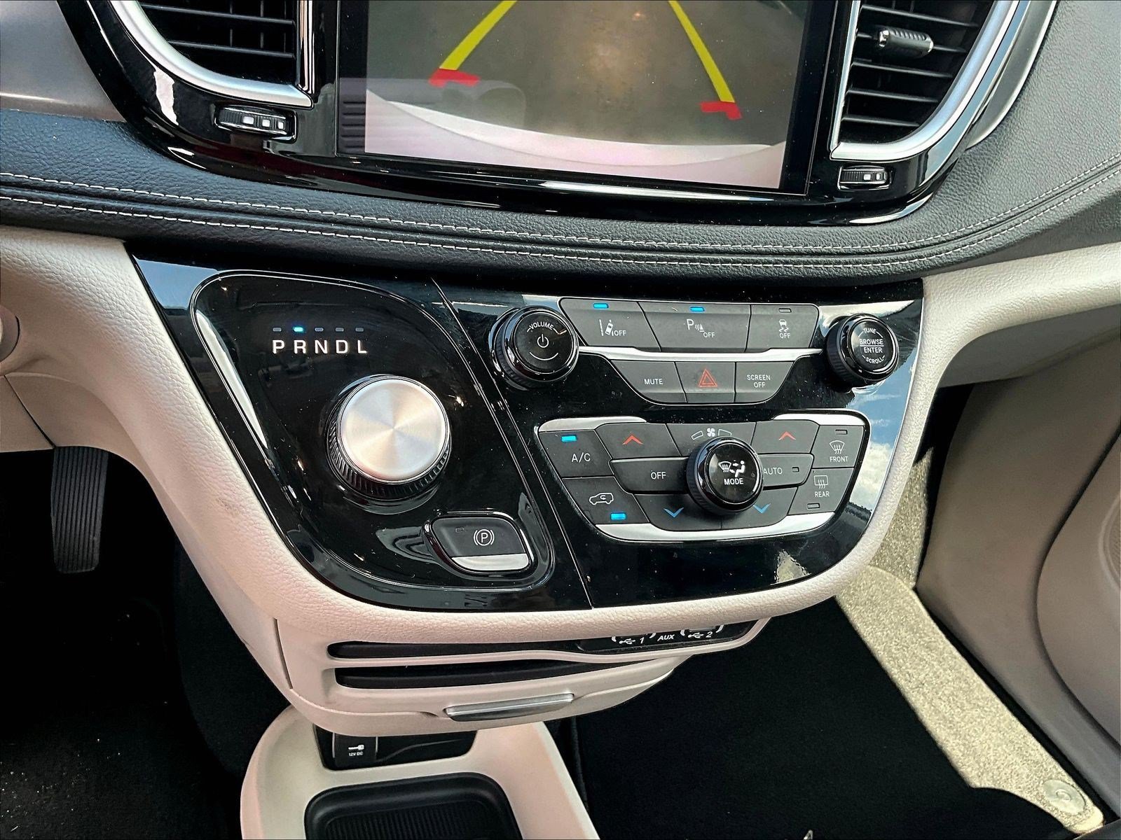 Used 2024 Chrysler Pacifica Limited FWD image 14