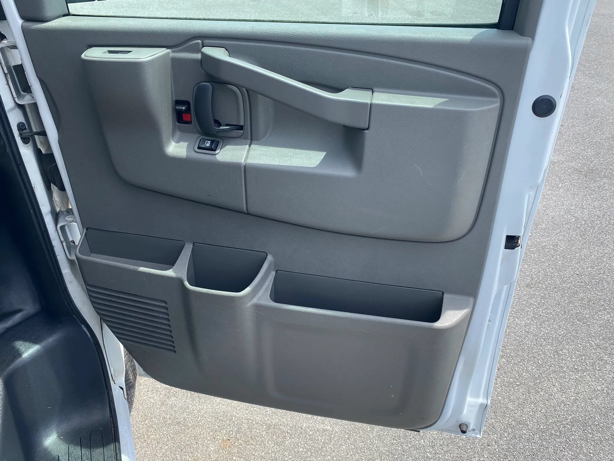 Used 2016 Chevrolet Express 2500 RWD image 18