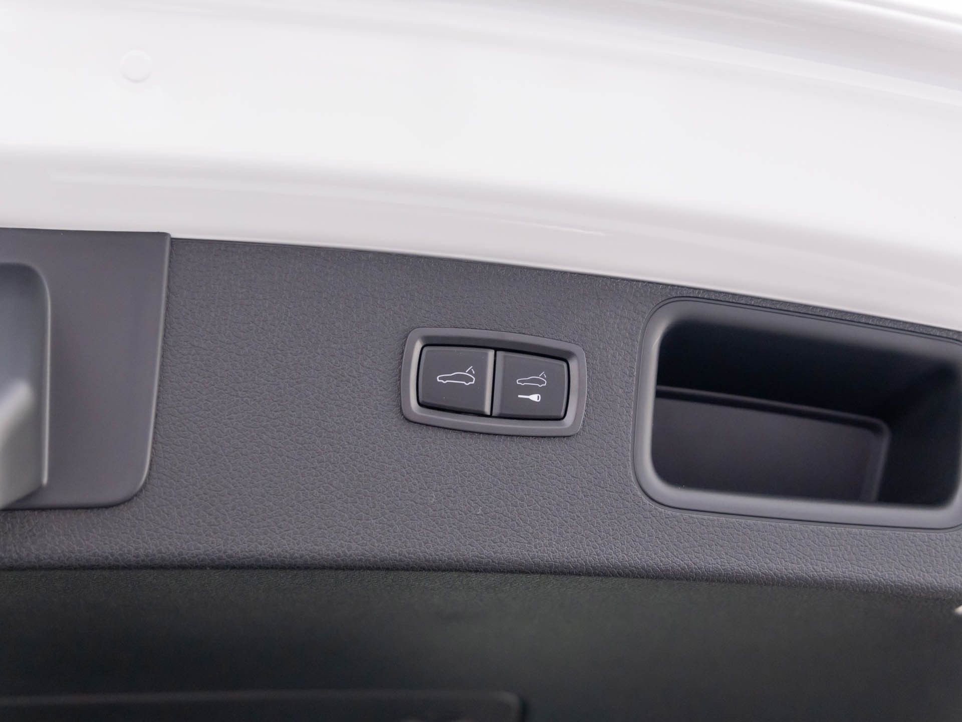 Certified 2025 Porsche Macan image 30