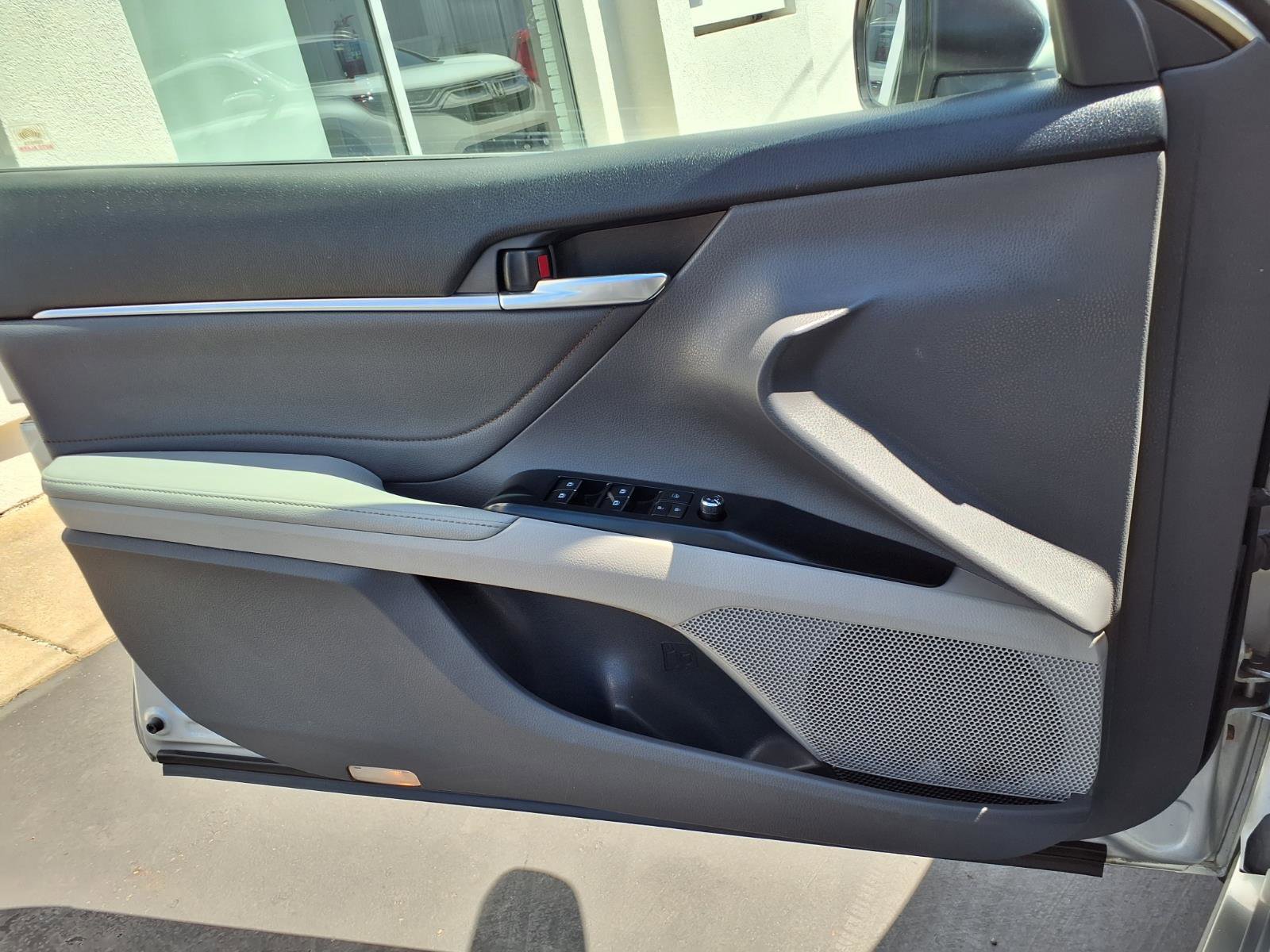 Used 2018 Toyota Camry XLE FWD image 10