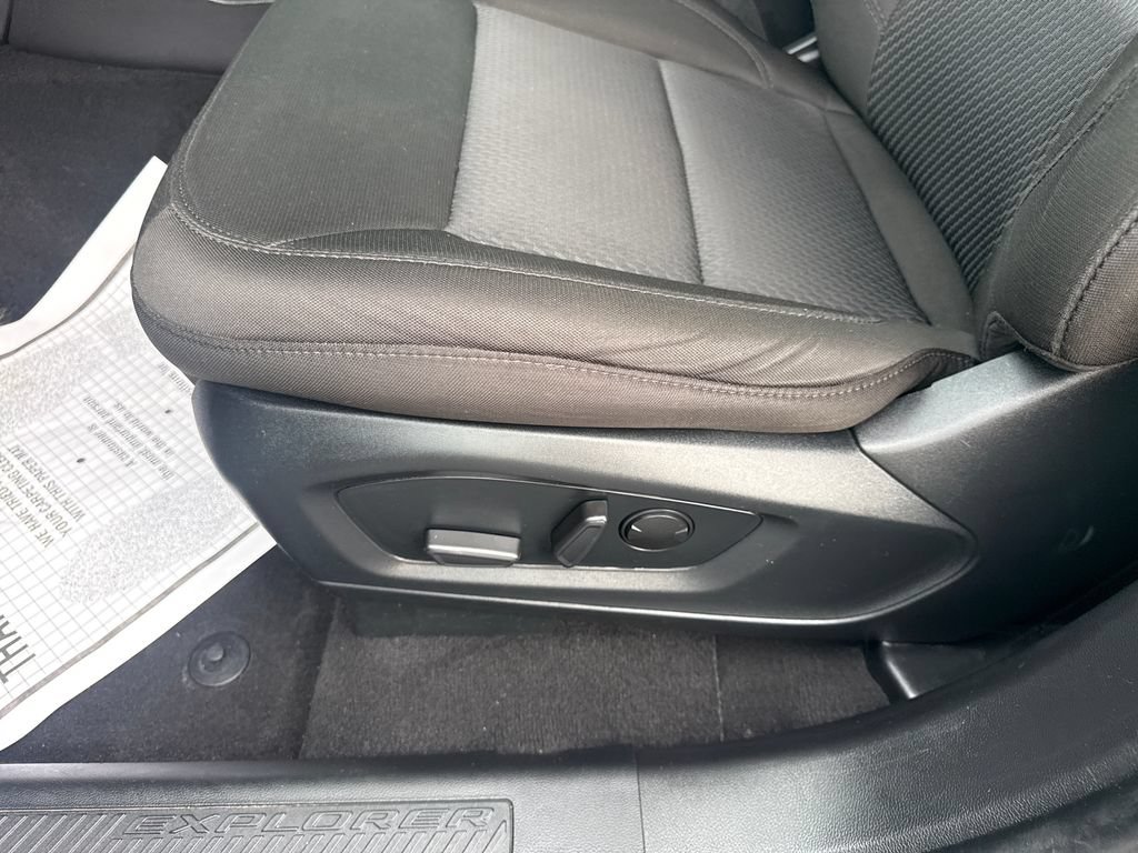 Used 2024 Ford Explorer XLT AWD/4WD image 17