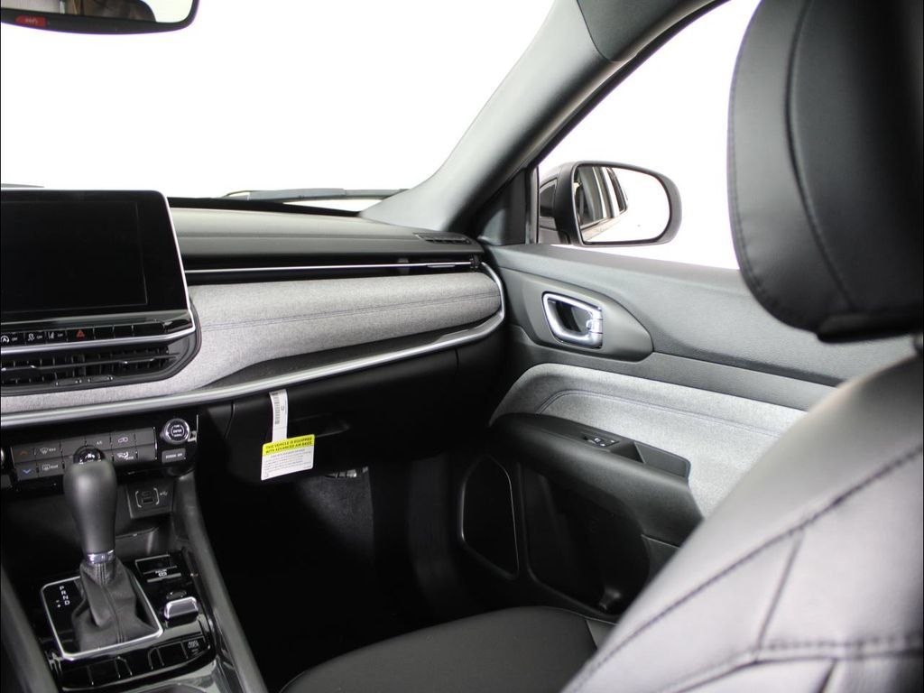 New 2025 Jeep Compass Latitude AWD/4WD image 16