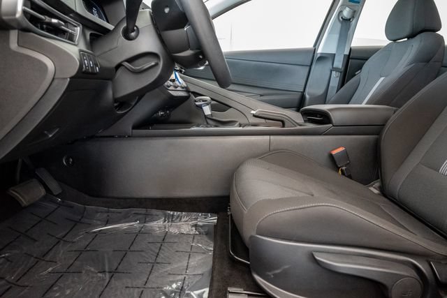 Certified 2025 Hyundai Elantra SE FWD image 11