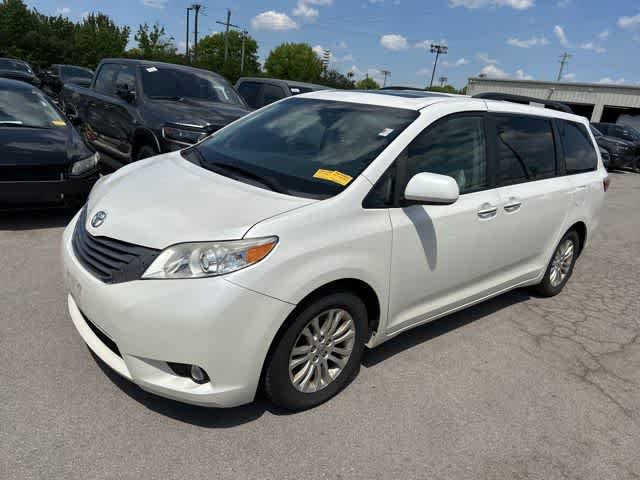 Used 2017 Toyota Sienna XLE FWD image 2