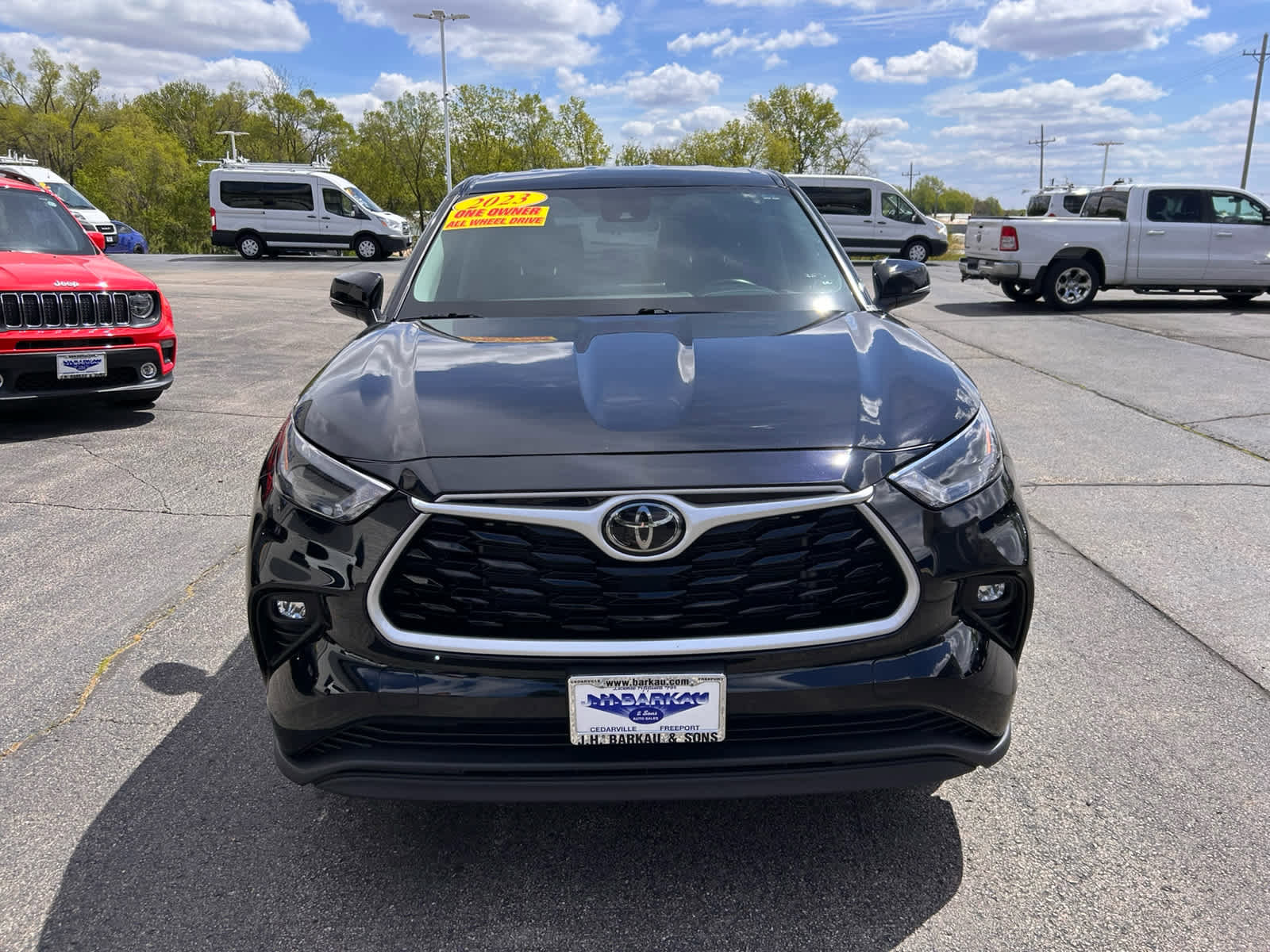 Used 2023 Toyota Highlander LE AWD/4WD image 2