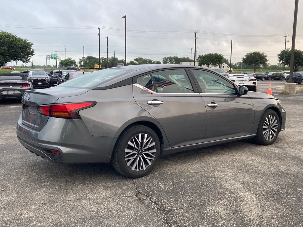 Used 2025 Nissan Altima 2.5 SV FWD image 4