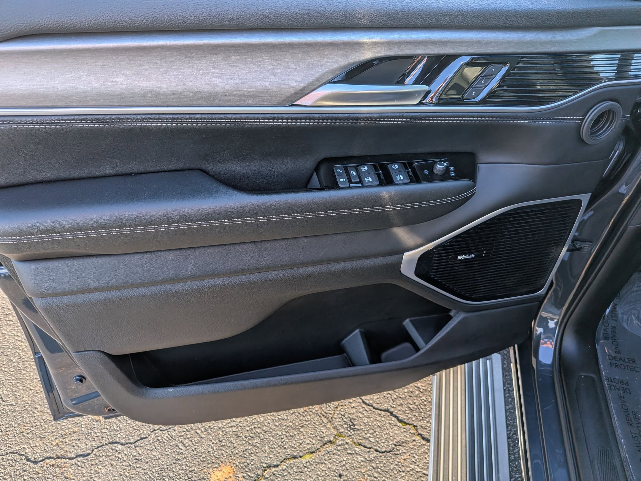 Certified 2025 Jeep Wagoneer Series III w/ Premium Group I image 11