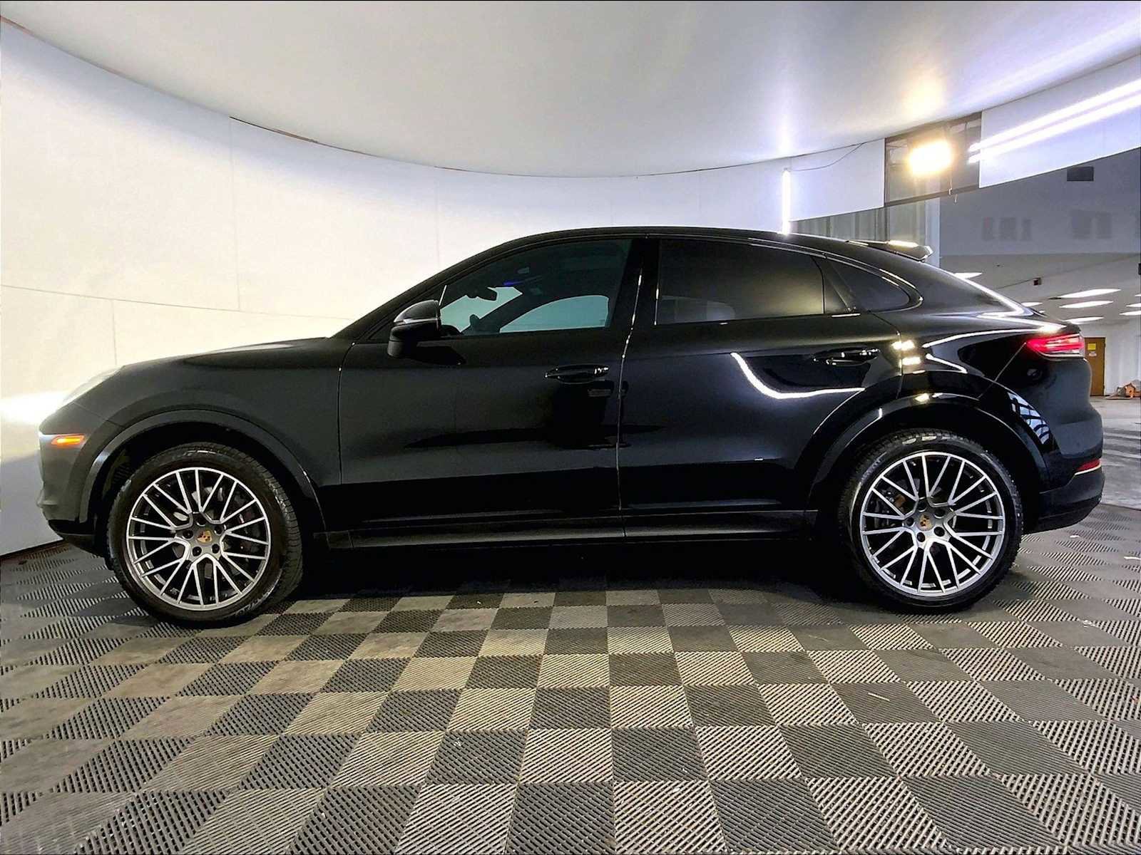 Certified 2022 Porsche Cayenne Platinum Edition image 2