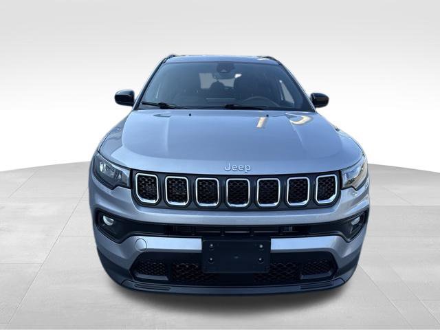 Used 2023 Jeep Compass Latitude AWD/4WD image 3