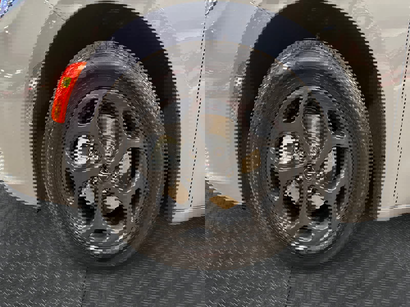 Used 2023 Chrysler Pacifica Limited w/ Uconnect Theater Family Group image 15