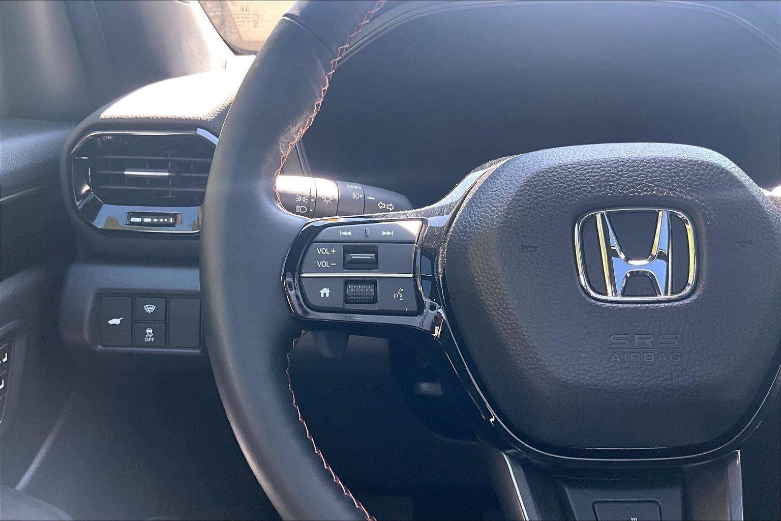 Used 2025 Honda Pilot TrailSport image 19