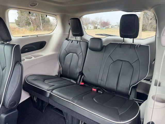 Certified 2023 Chrysler Pacifica Limited image 14