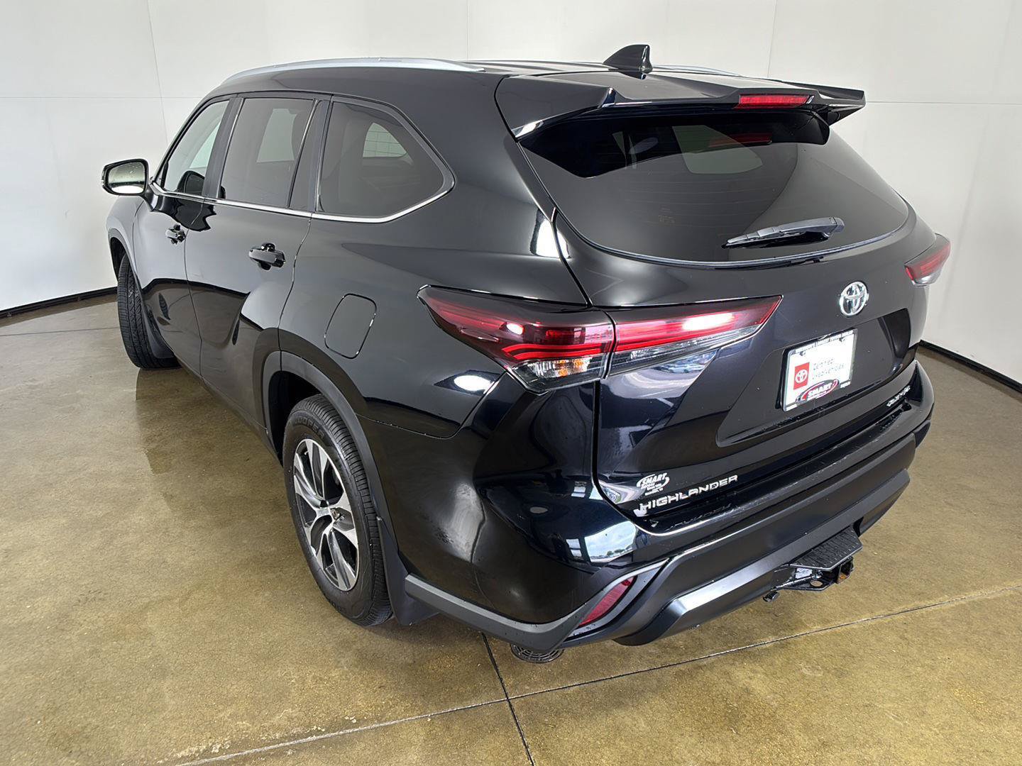 Used 2024 Toyota Highlander XLE AWD/4WD image 12