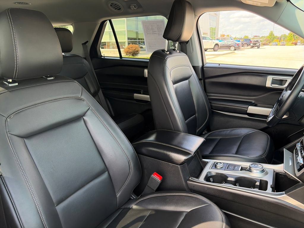 Used 2024 Ford Explorer XLT w/ Equipment Group 202A AWD/4WD image 12