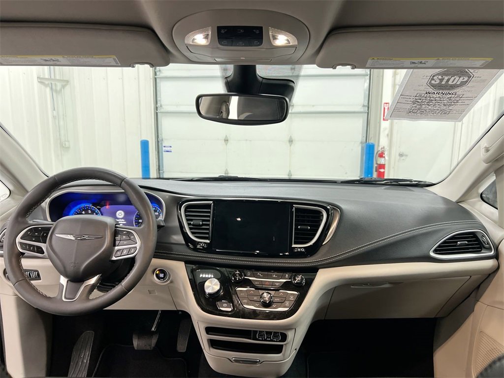 Used 2024 Chrysler Pacifica Touring-L image 10