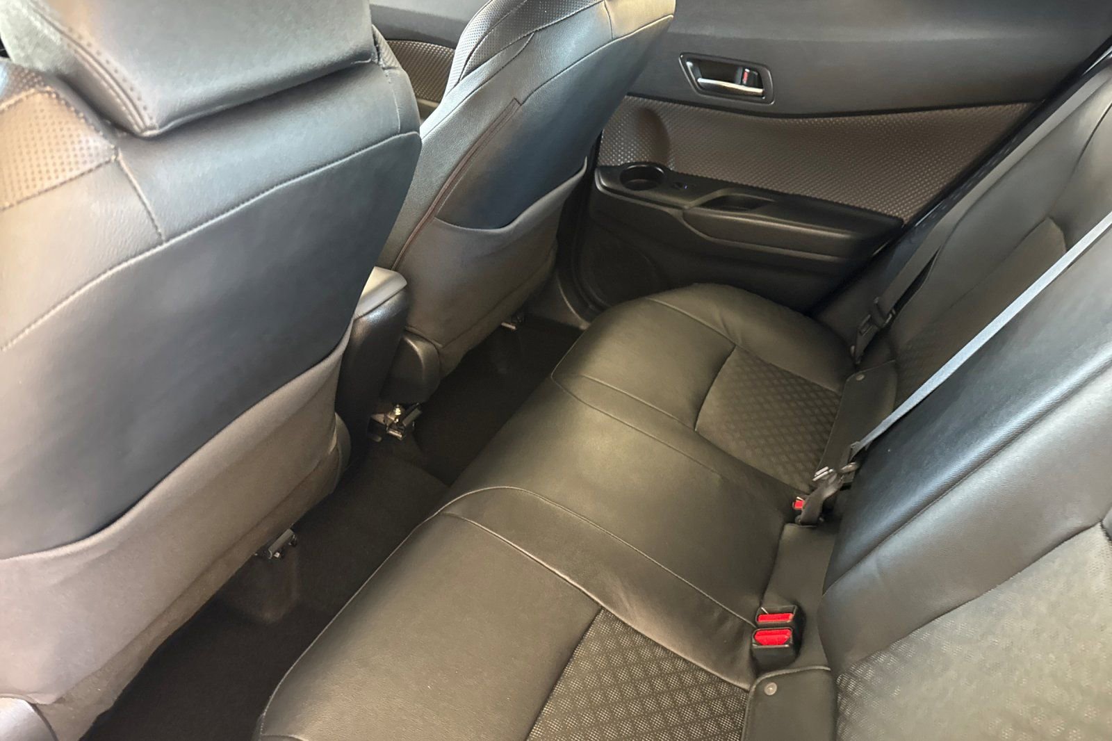 Used 2022 Toyota C-HR Limited FWD image 12