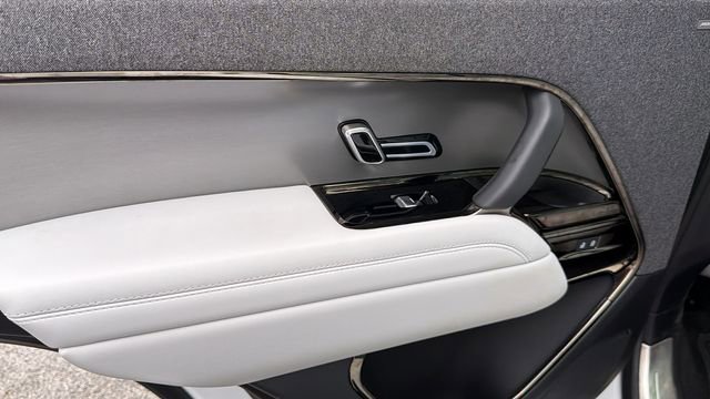 Used 2025 Land Rover Range Rover Sport SE image 25