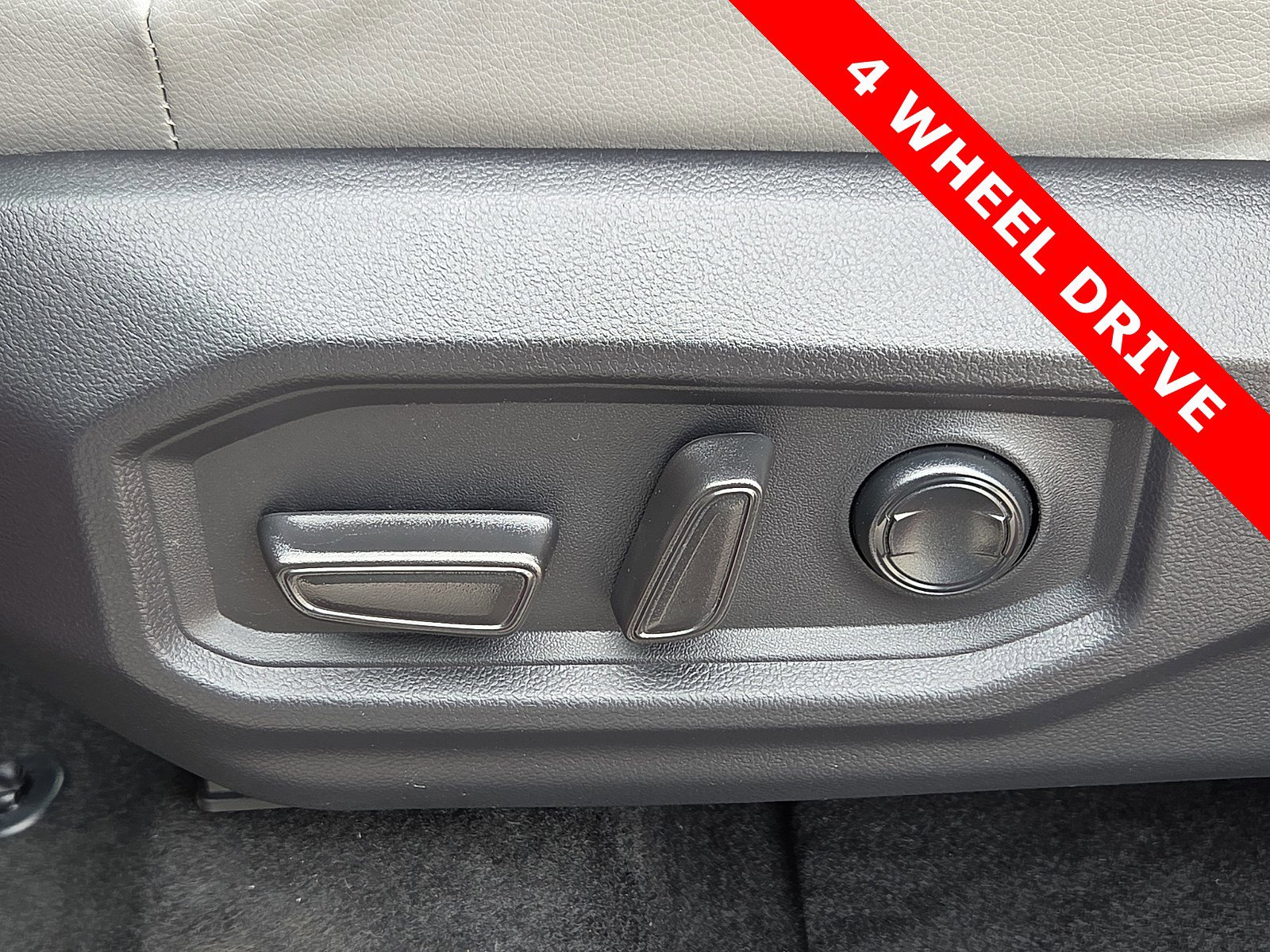 Used 2025 Toyota Tundra Limited AWD/4WD image 14