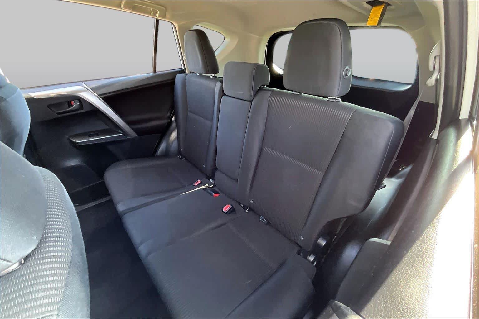 Used 2018 Toyota RAV4 LE FWD image 20