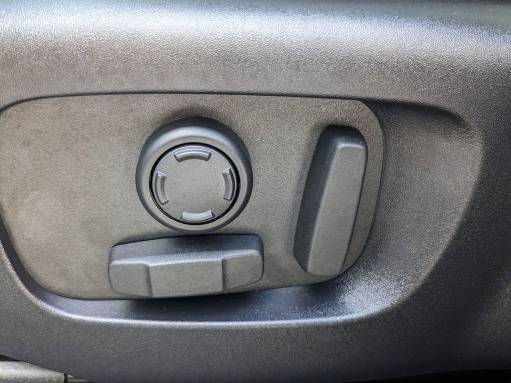 New 2025 Land Rover Range Rover Velar Dynamic SE image 18