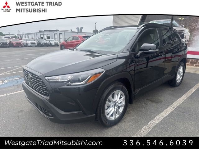 Used 2024 Toyota Corolla Cross LE w/ Moonroof Package FWD image 3