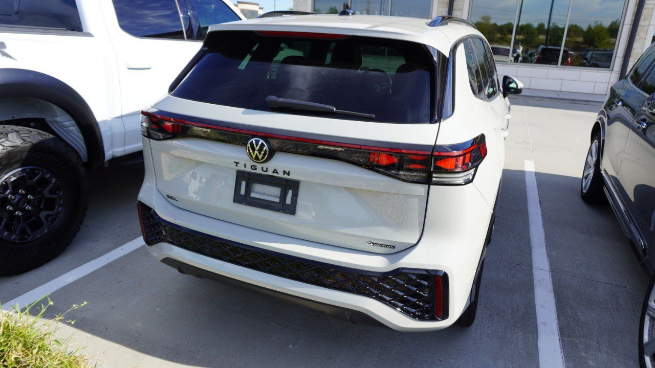 Used 2025 Volkswagen Tiguan SEL R-Line AWD/4WD image 5