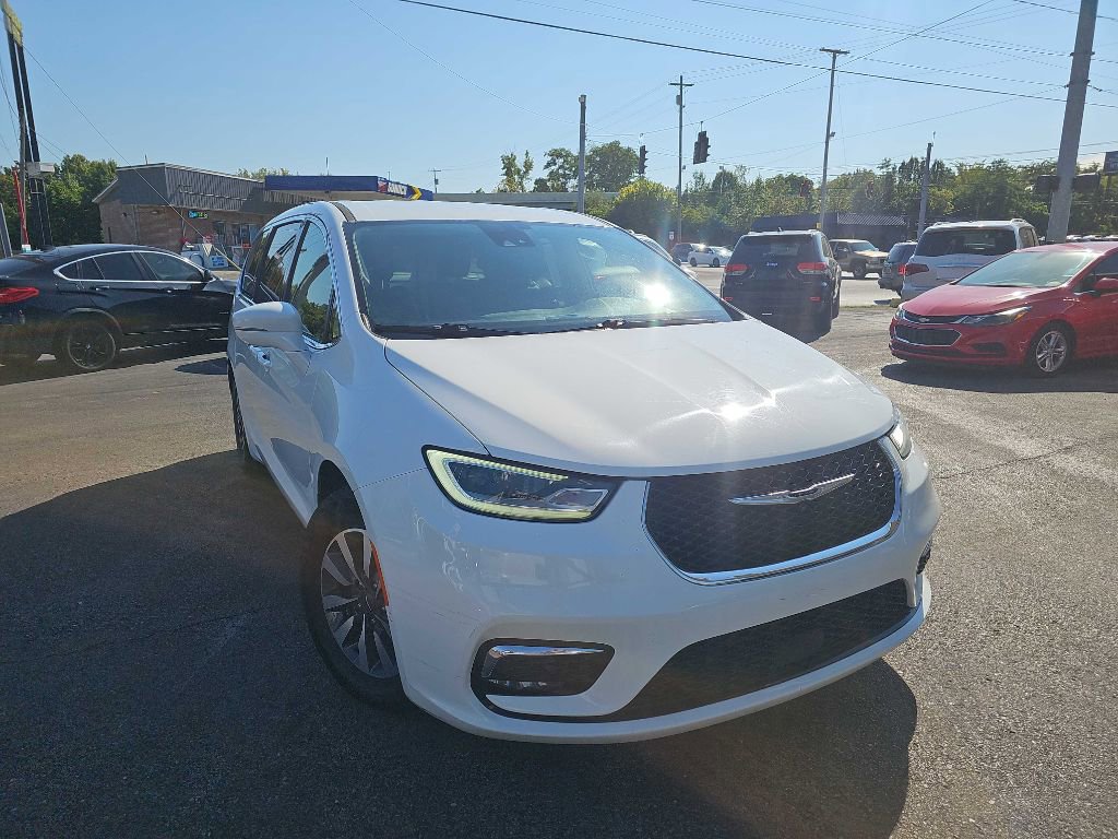 Used 2022 Chrysler Pacifica Touring-L w/ Uconnect Theater Family Group image 2