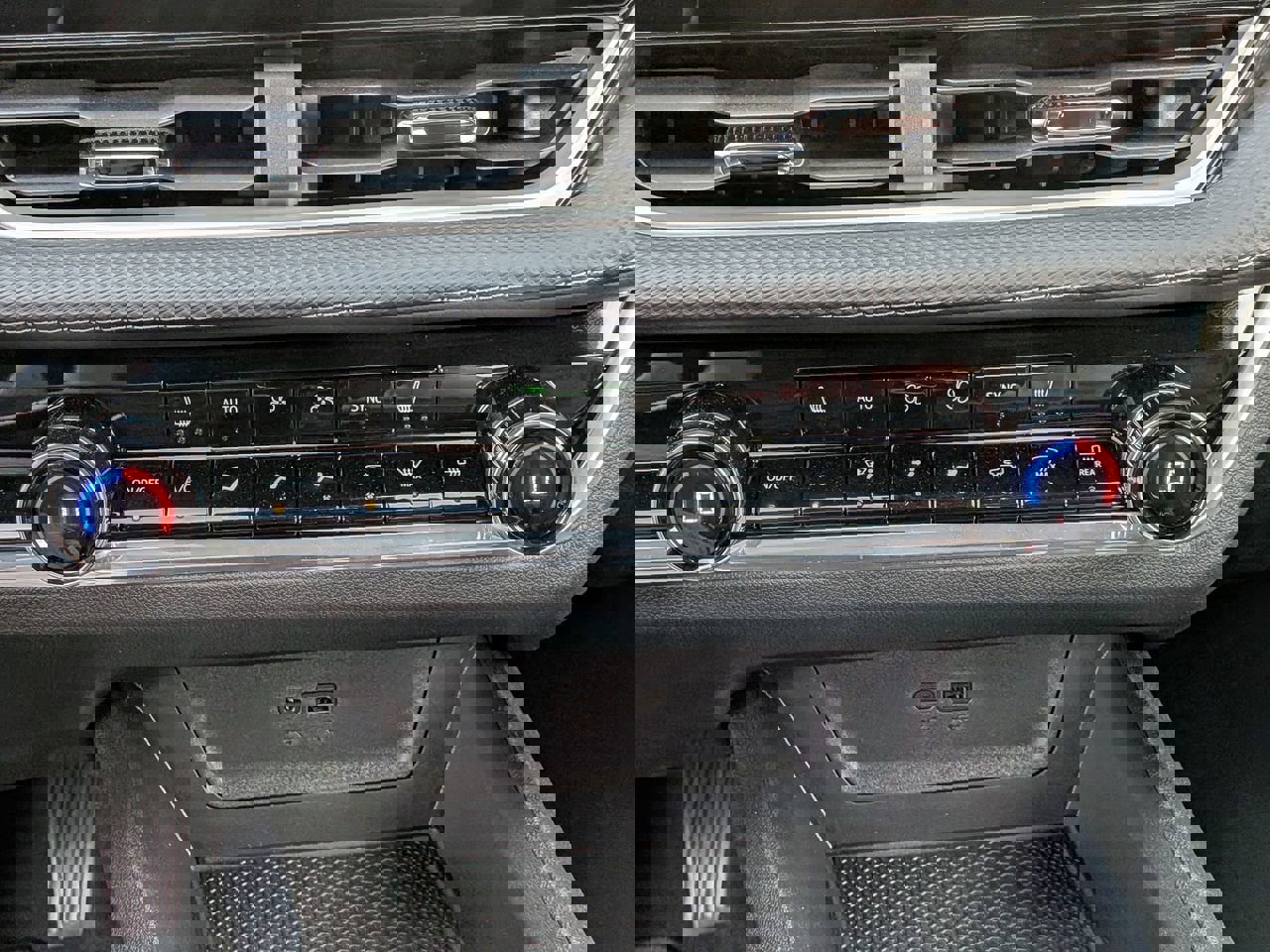 Used 2026 Chevrolet Equinox LT w/ Convenience Package II image 17