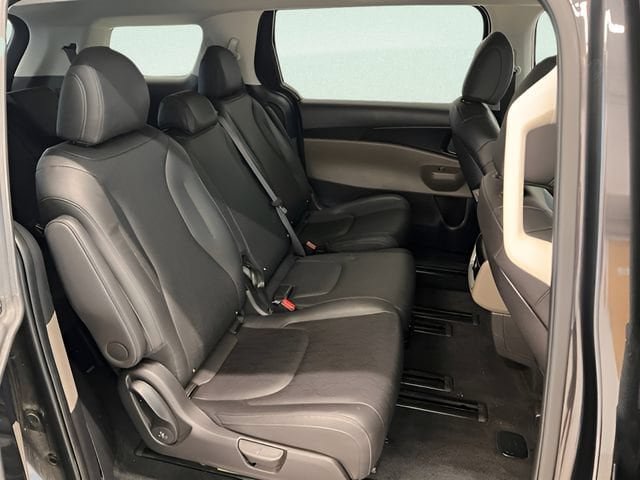 Used 2026 Kia Carnival FWD image 9