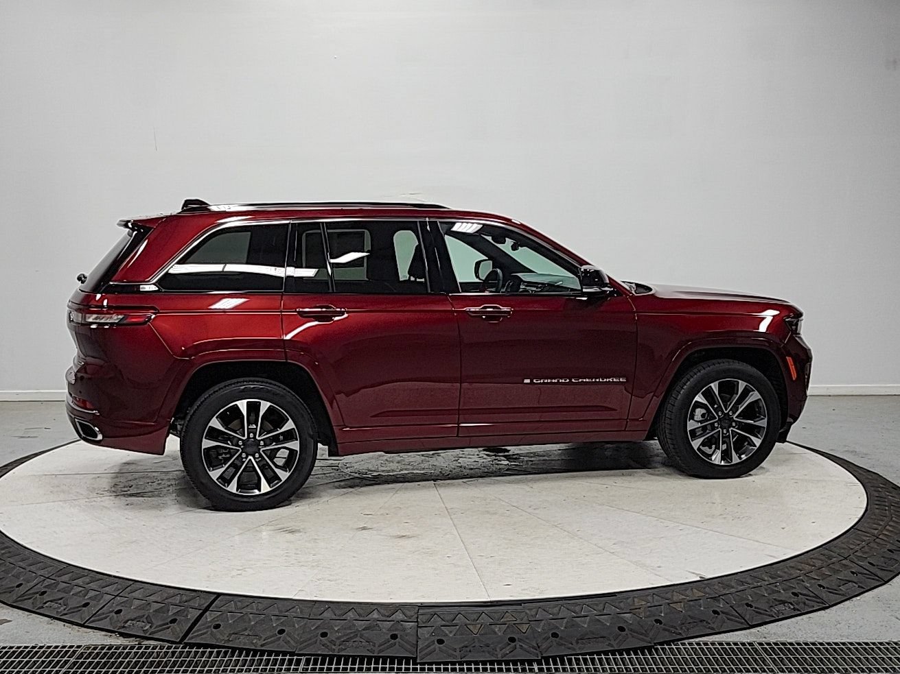Used 2023 Jeep Grand Cherokee Overland AWD/4WD image 8