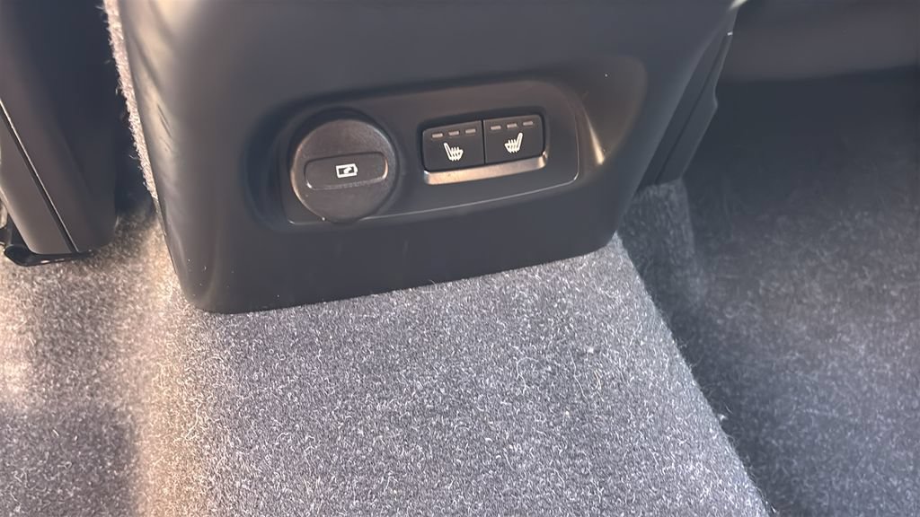 Certified 2024 Volvo XC40 B5 Core AWD/4WD image 8