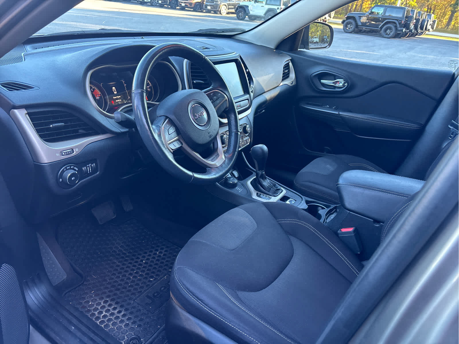 Used 2016 Jeep Cherokee Latitude w/ Safety/Convenience Group AWD/4WD image 2