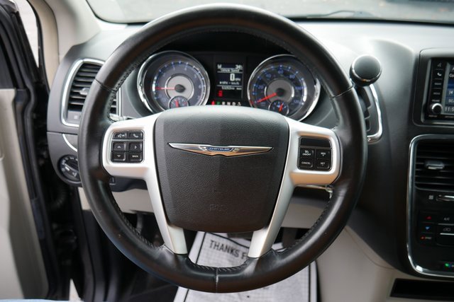 Used 2015 Chrysler Town & Country Touring image 16