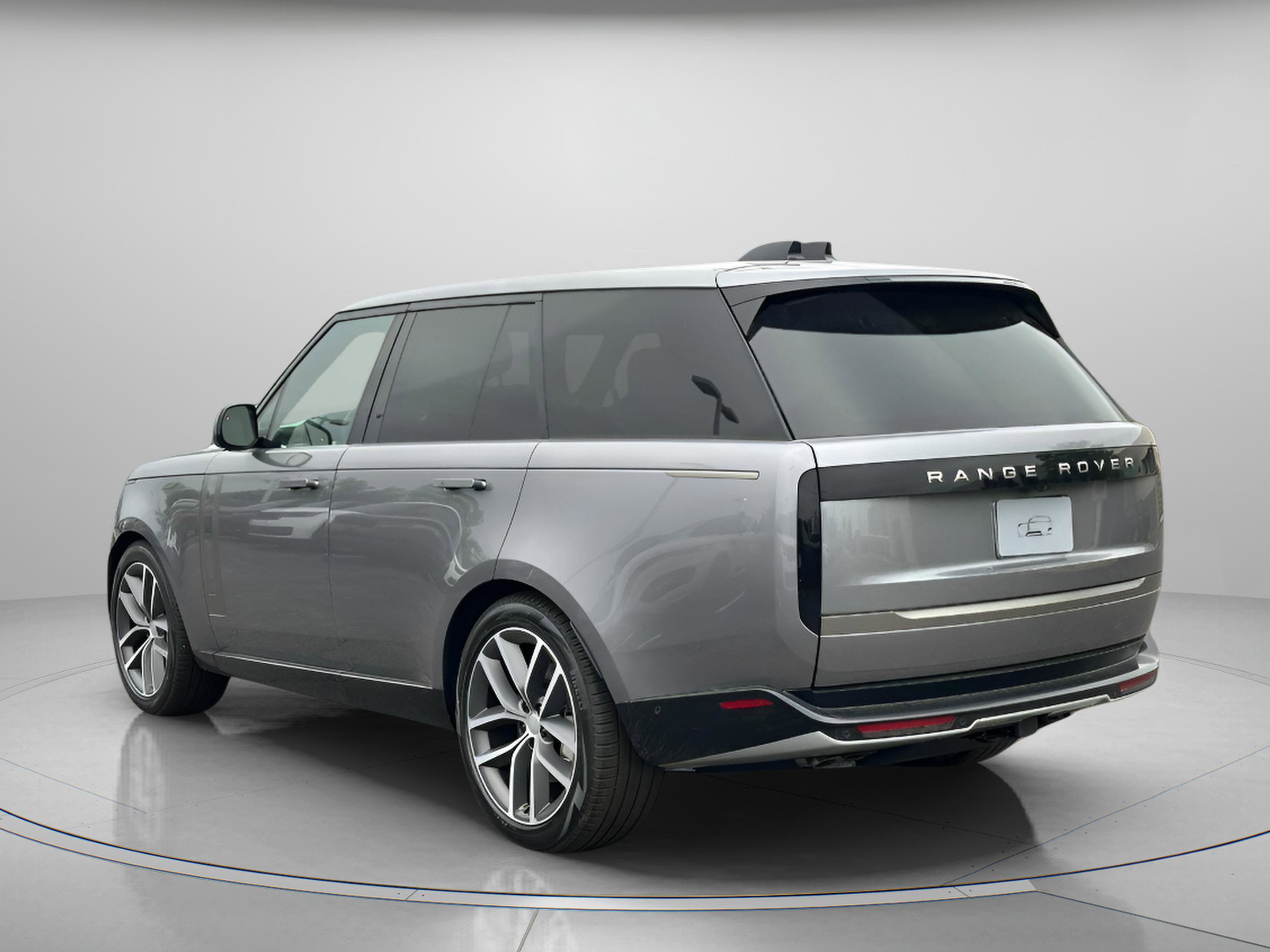 New 2025 Land Rover Range Rover SE image 3