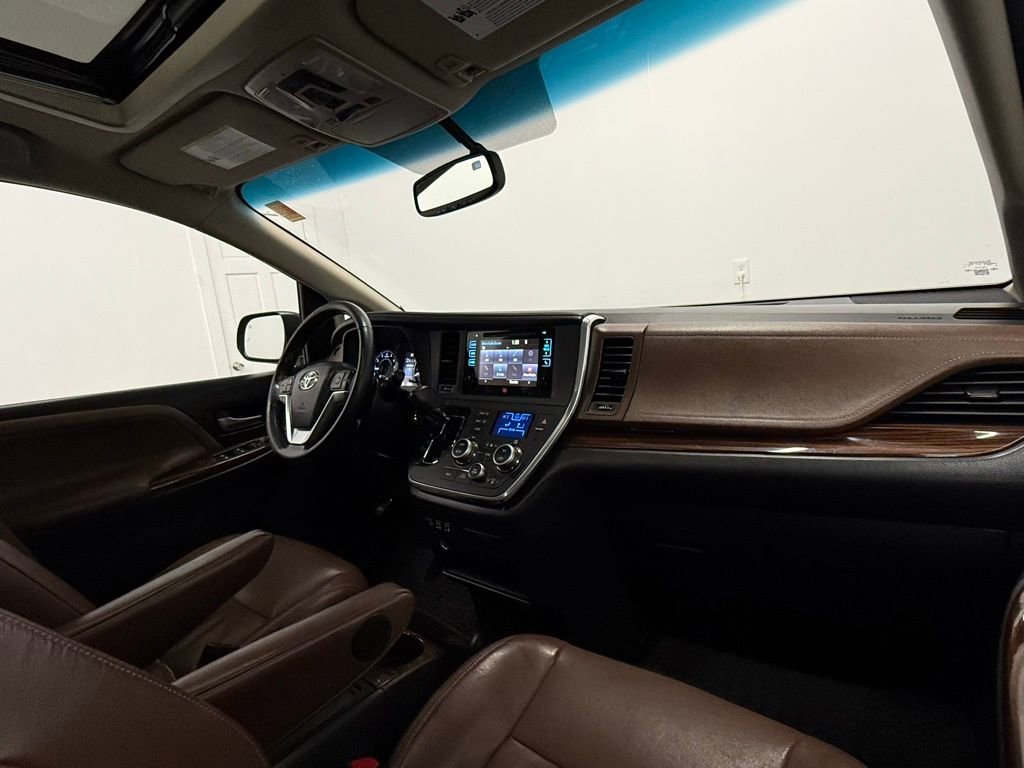 Used 2015 Toyota Sienna Limited image 30