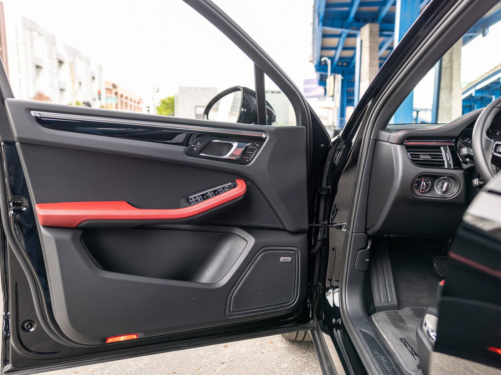 Certified 2025 Porsche Macan AWD/4WD image 38