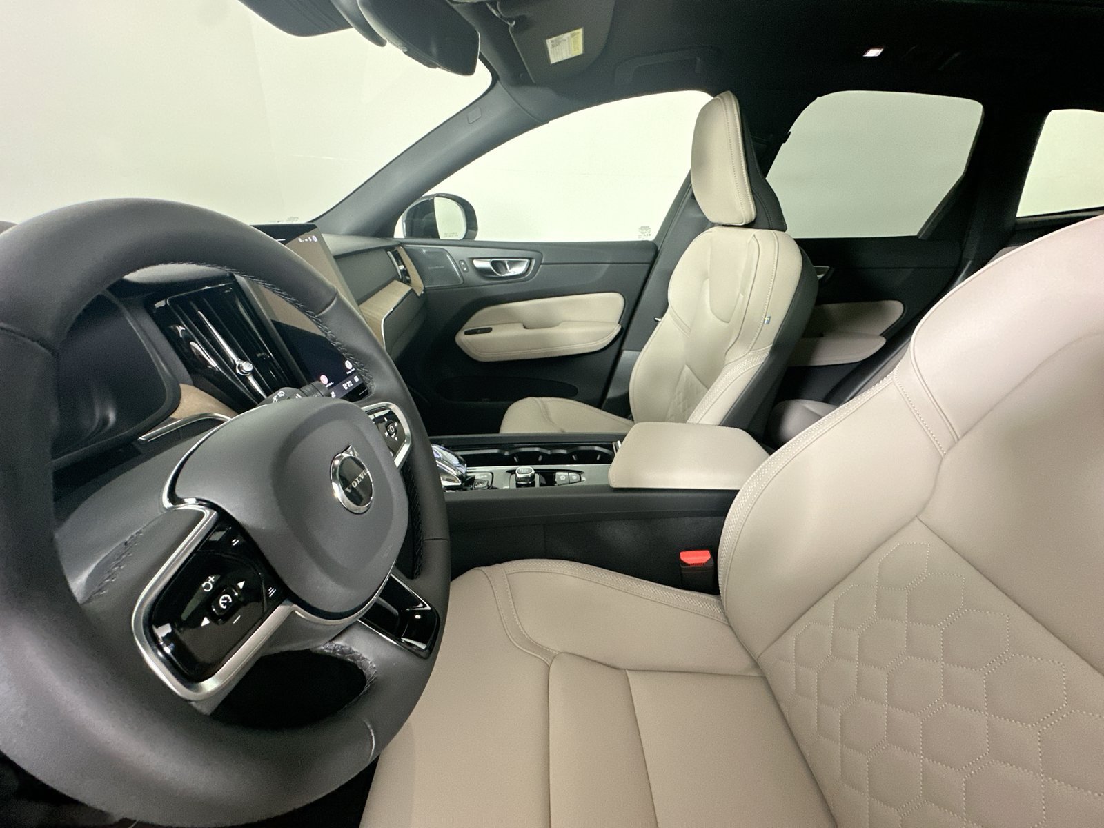 New 2027 Volvo XC60 B5 Plus AWD/4WD image 34