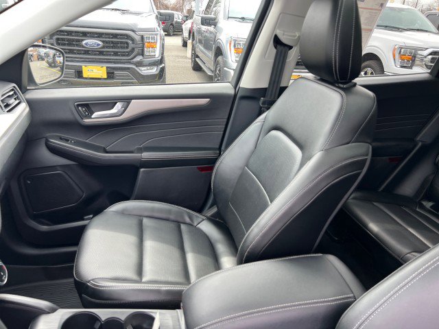 Certified 2022 Ford Escape SEL w/ Technology Package AWD/4WD image 9