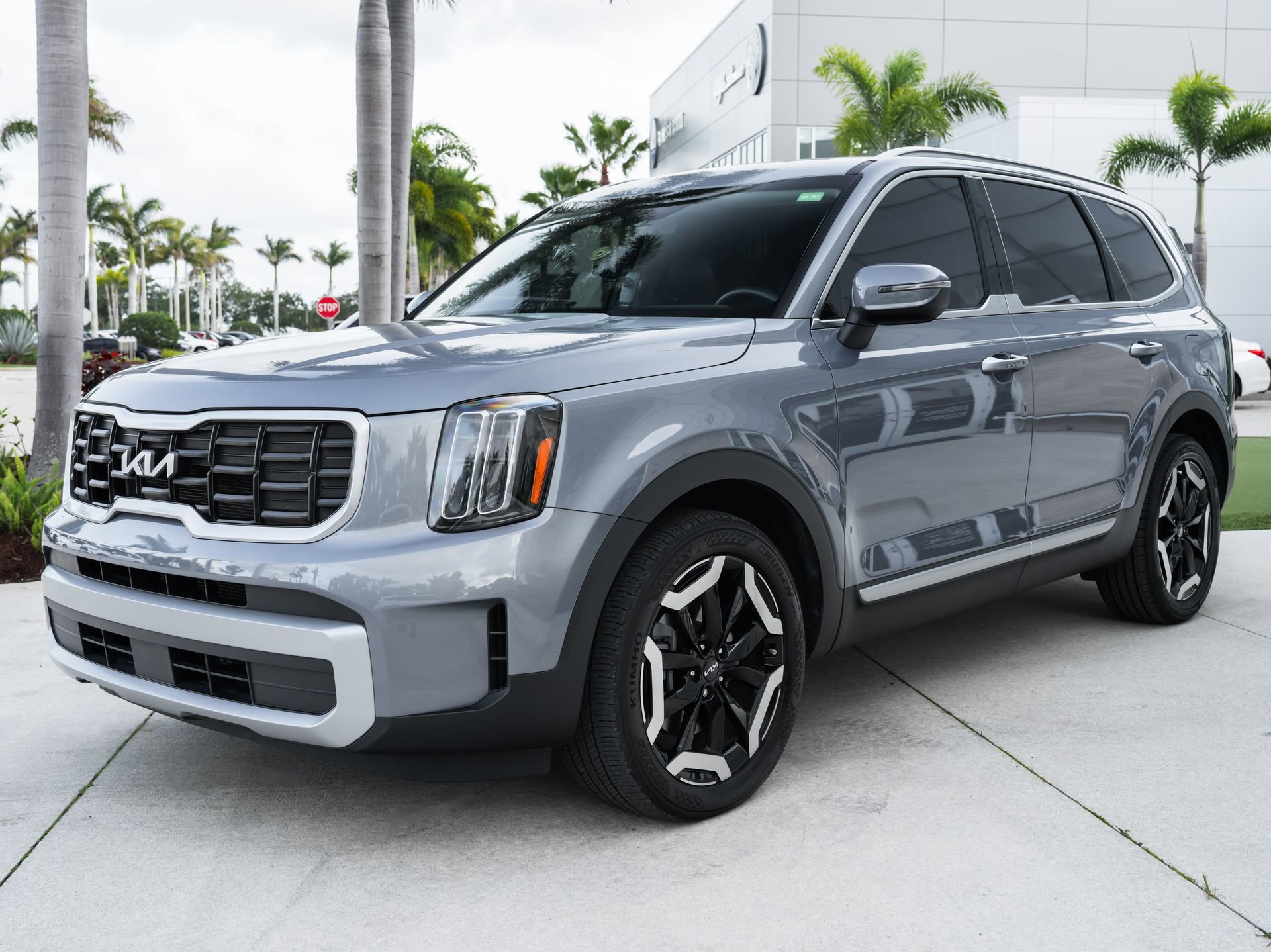 Used 2023 Kia Telluride S w/ S Sunroof Package FWD image 5