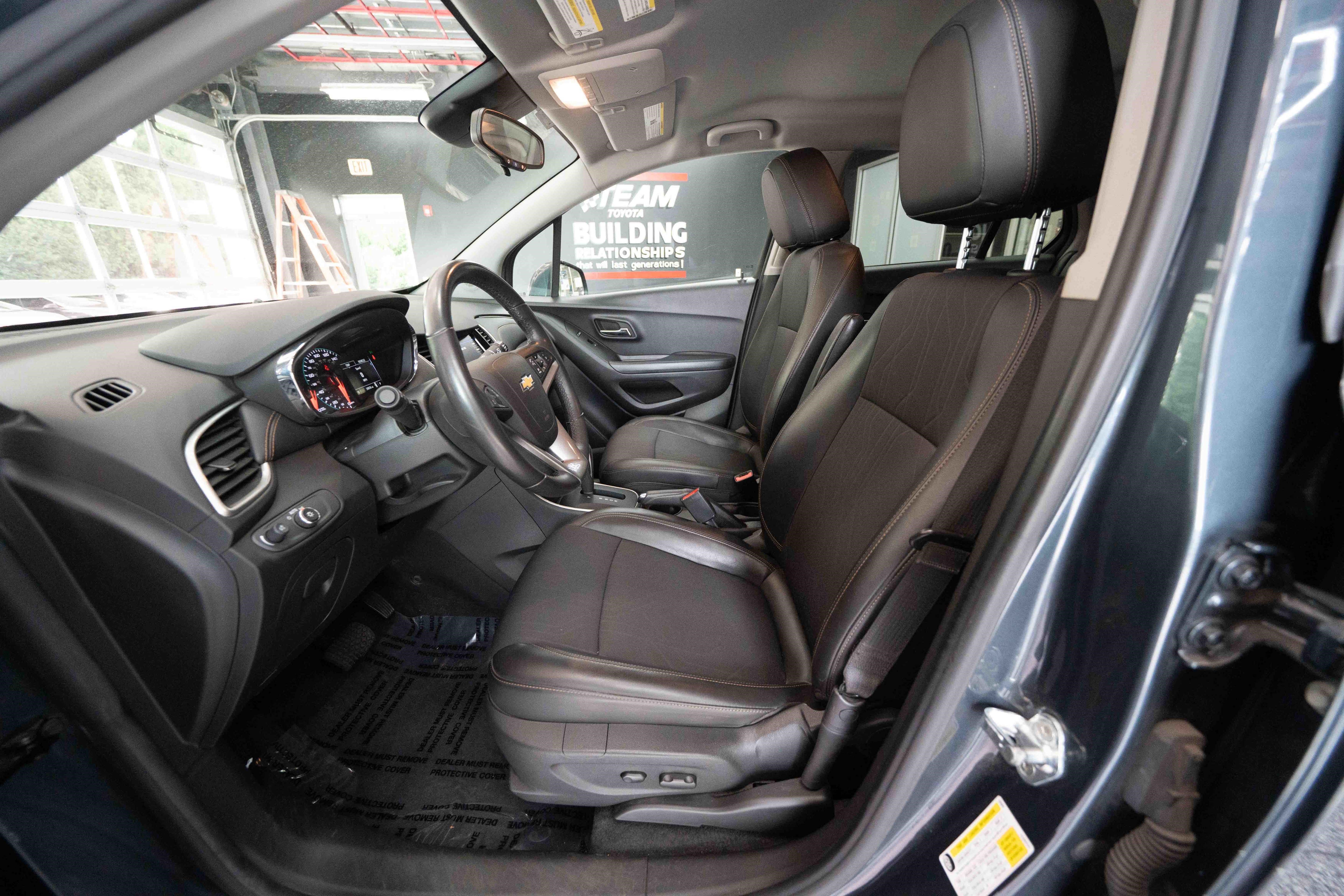 Used 2022 Chevrolet Trax LT w/ LT Convenience Package AWD/4WD image 9