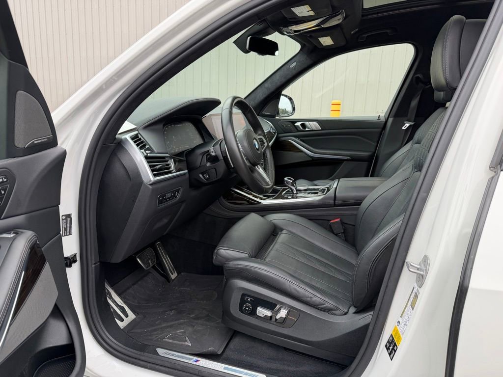 Used 2020 BMW X7 M50i w/ Luxury Seating Package image 15