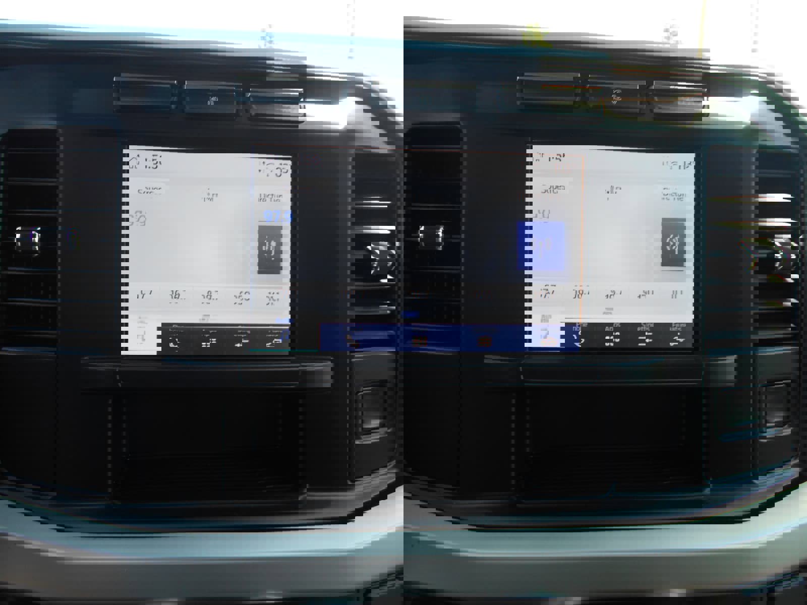 Used 2025 Ford F550 2WD Regular Cab Super Duty image 4