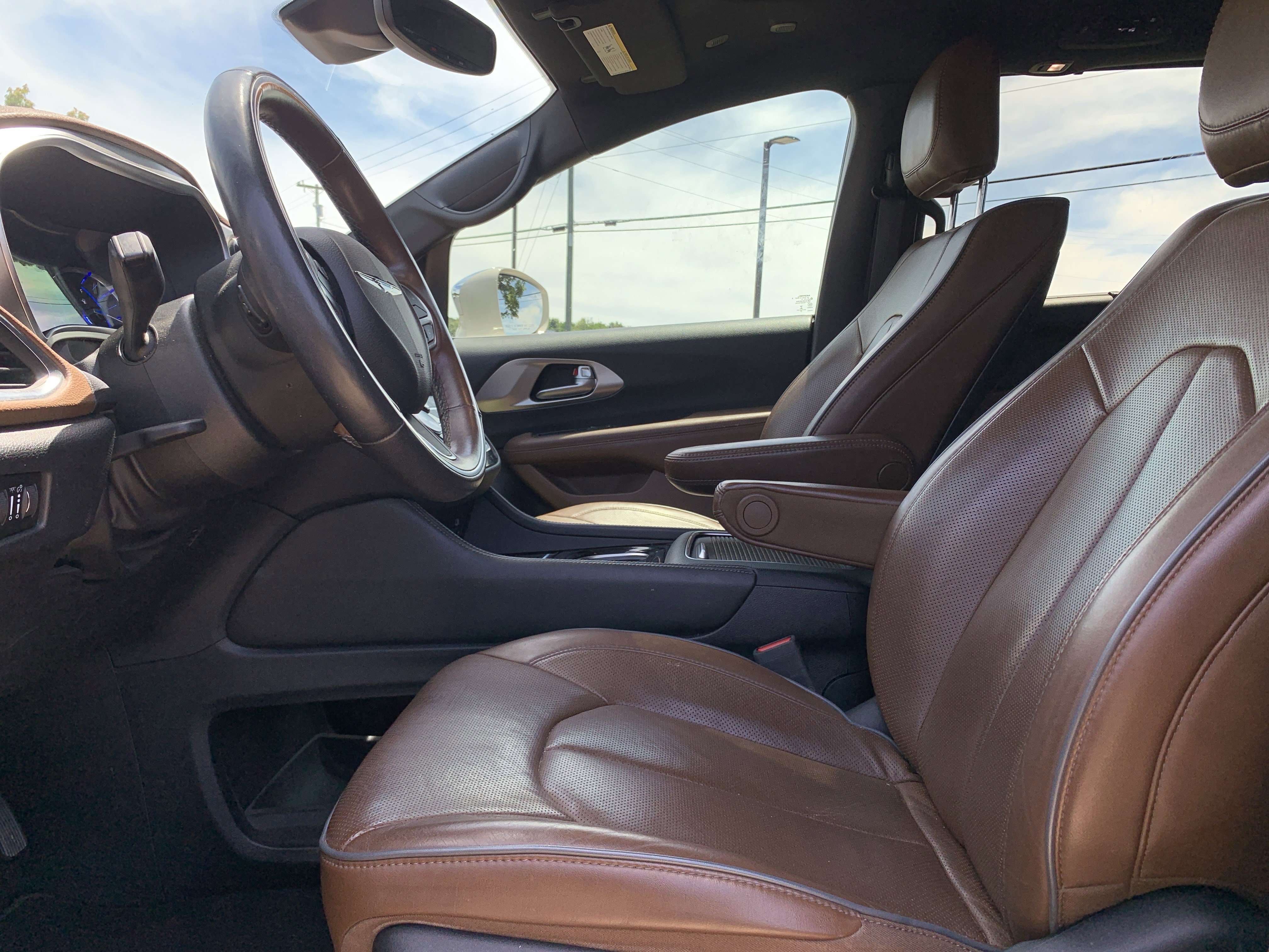 Used 2021 Chrysler Pacifica Limited w/ Uconnect Theater Family Group FWD image 16