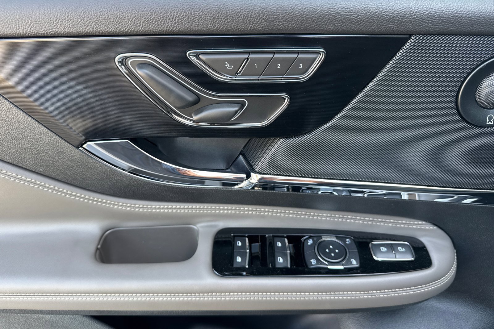 New 2025 Lincoln Corsair Reserve w/ Equipment Group 202A image 10