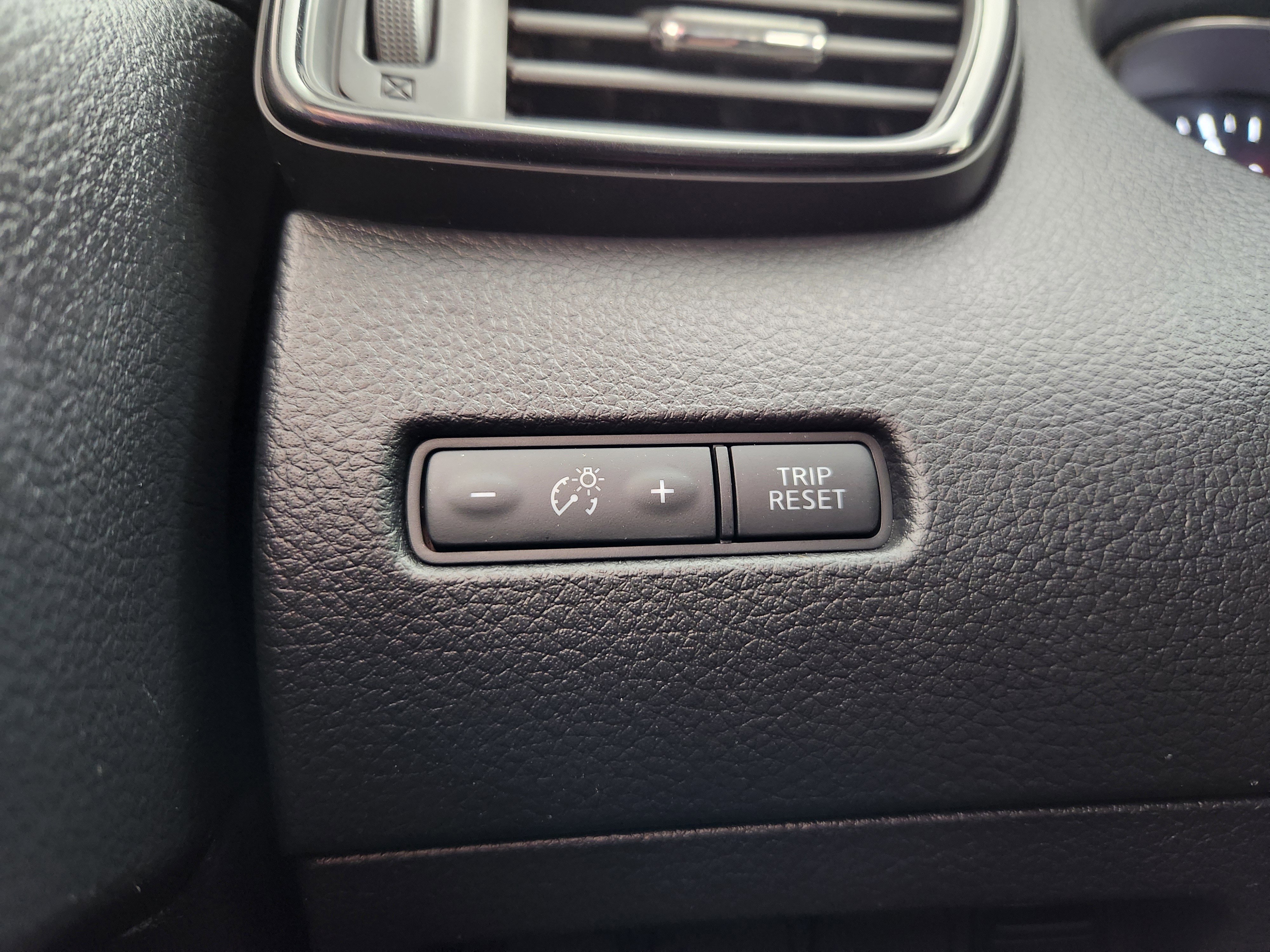 Used 2018 Nissan Rogue S image 26